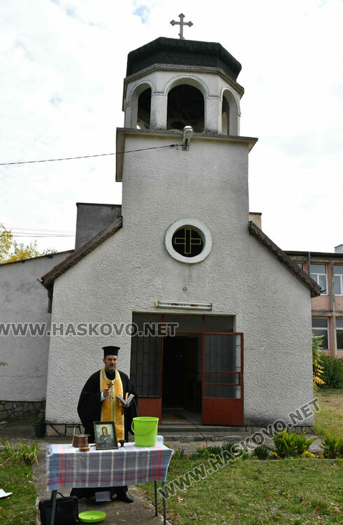 Отслужиха празничен водосвет в храма „Св. Петка“ в с. Войводово