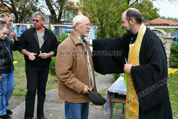 Отслужиха празничен водосвет в храма „Св. Петка“ в с. Войводово