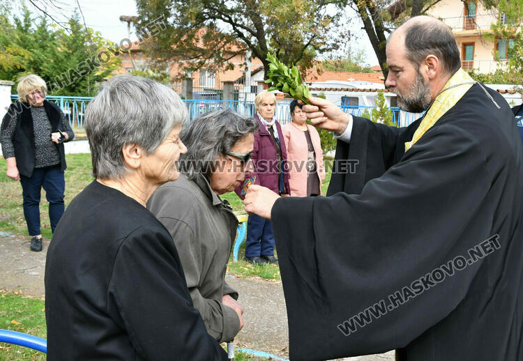 Отслужиха празничен водосвет в храма „Св. Петка“ в с. Войводово