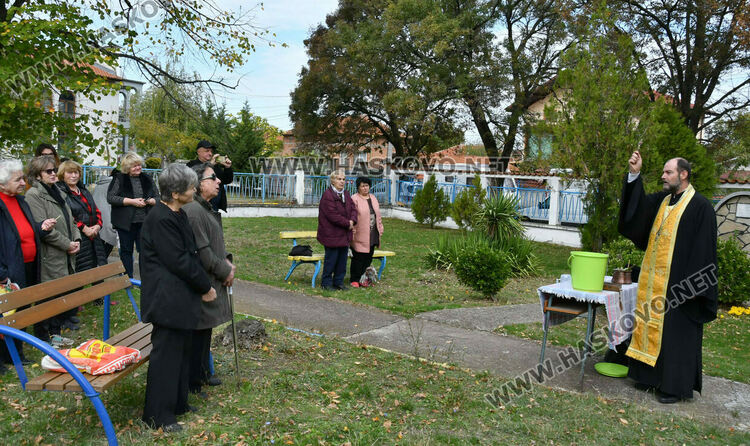 Отслужиха празничен водосвет в храма „Св. Петка“ в с. Войводово