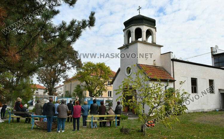 Отслужиха празничен водосвет в храма „Св. Петка“ в с. Войводово