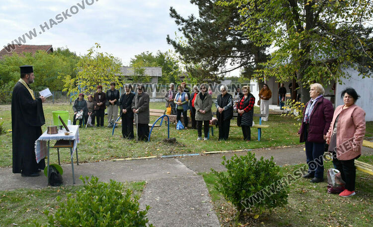 Отслужиха празничен водосвет в храма „Св. Петка“ в с. Войводово