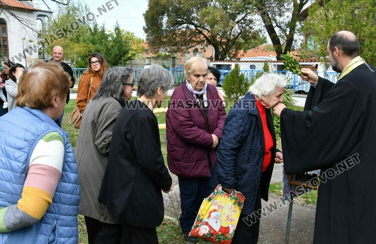 Отслужиха празничен водосвет в храма „Св. Петка“ в с. Войводово