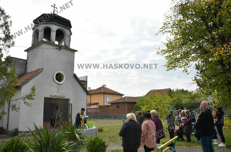 Отслужиха празничен водосвет в храма „Св. Петка“ в с. Войводово