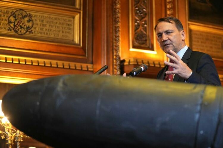 Външният министър на Полша Радослав Шикорски говори днес в резиденцията на председателя на Камарата на представителите в британския парламент в Уестминстър, в Лондон. До него е изложен дрон иранско производство Шахед, използван от руската армия в Украйна