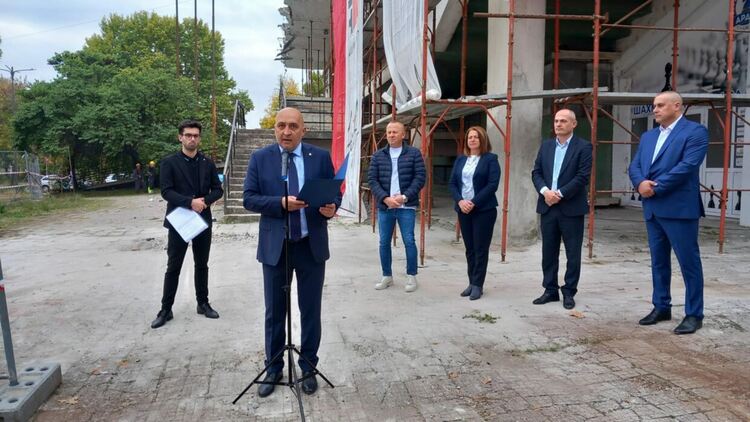 Започнаха строителните работи по санирането на Спортна зала Арпезос