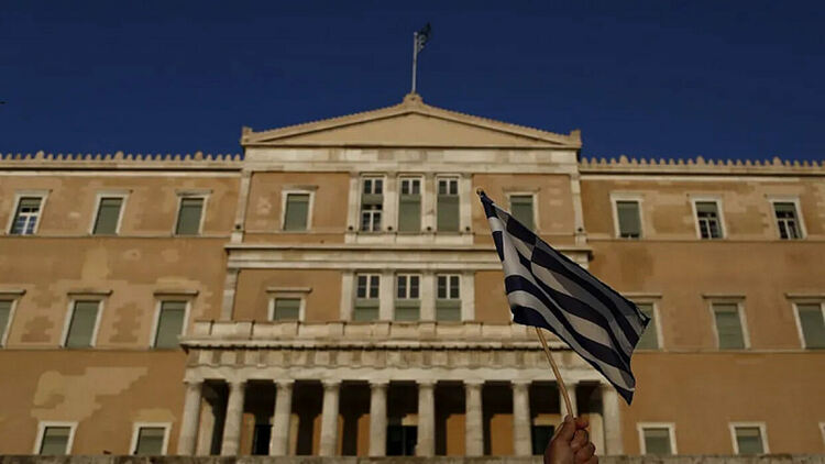 Супермаркетите в Гърция свалят цените на основни продукти