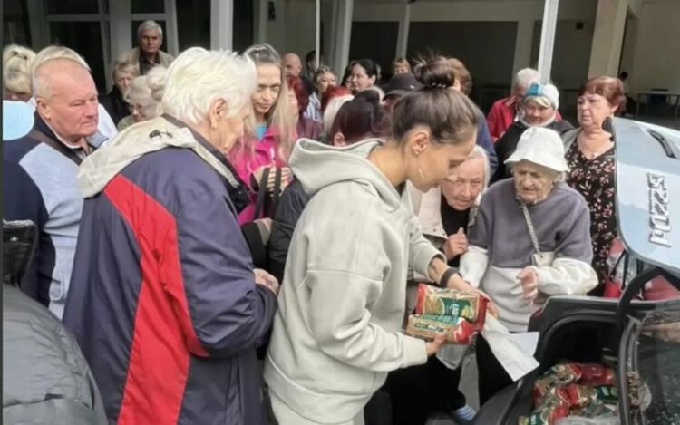 Изхранването на възрастните украинци, самотните майки и хората с увреждания е в ръцете на доброволци като Роман Куваев, един от активистите, които получиха през 2022 г. наградата „Човек на годината“ за усилията си. Роман всеки месец успява да осигурява с дарения топла храна за най-нуждаещите се.