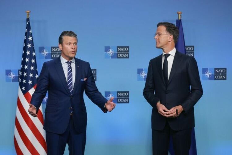 Пийт Хегсет (вляво) и Марк Рюте