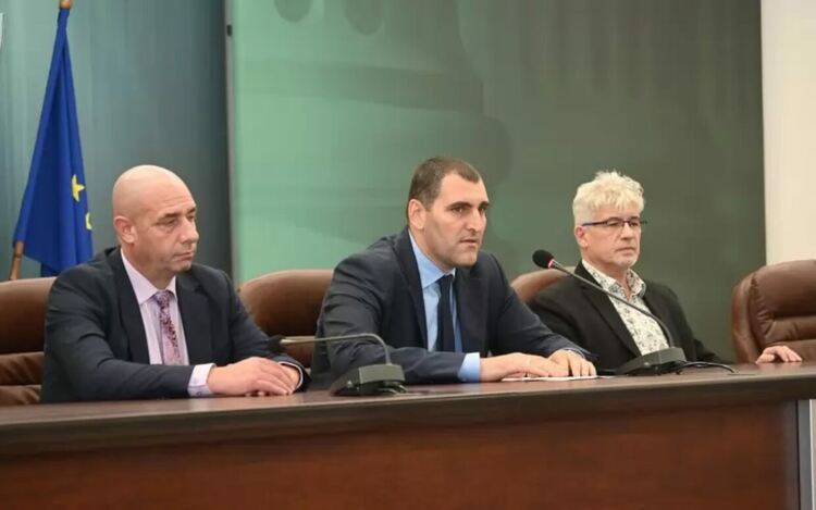 Ангел Кънев от Софийска градска прокуратура (в средата), Мариан Маринов от Националната следствена служба (вдясно) и зам.-директорът на ГДБОП Димитър Китанов.