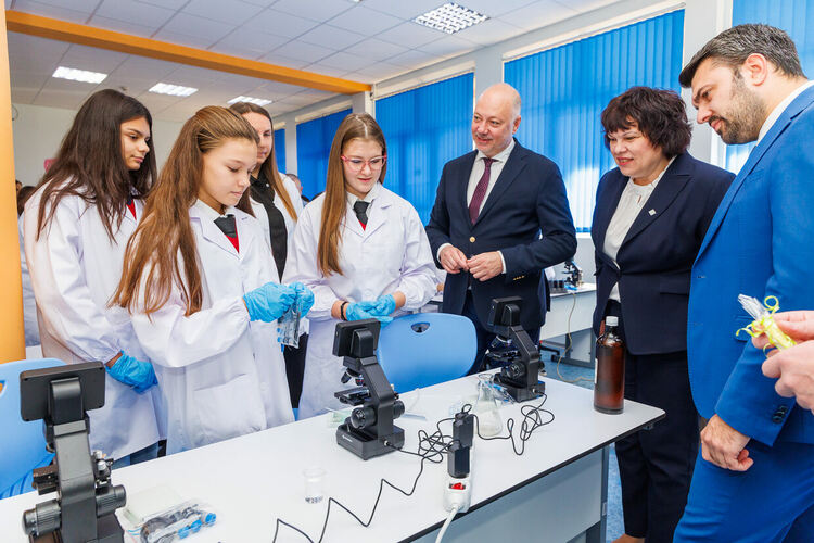 Министър-председателят Росен Желязков откри невоизградените STEM центрове в ОУ „Св. Иван Рилски“ и ПМГ „Христо Смирненски“.