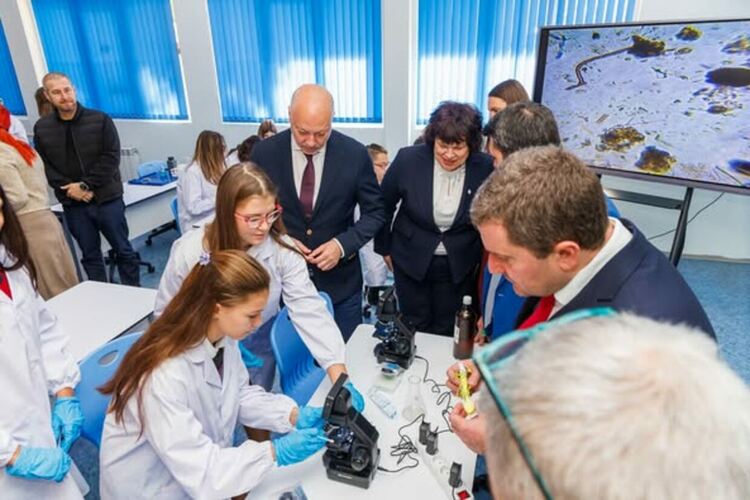 Министър-председателят Росен Желязков откри невоизградените STEM центрове в ОУ „Св. Иван Рилски“ и ПМГ „Христо Смирненски“.