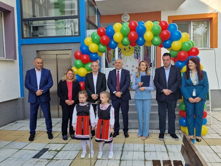 Кметът Ерол Мюмюн преряза лентата на Детска ясла №5, приемът  на деца продължава