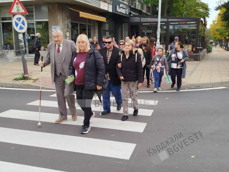С шествие по централни градски зони в Кърджали бе отбелязан Денят на белия бастун