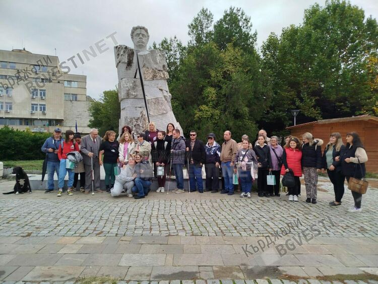 С шествие по централни градски зони в Кърджали бе отбелязан Денят на белия бастун