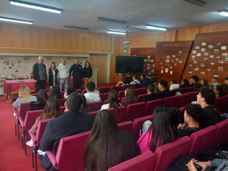 Дискусия със зрелостници в Крумовград за безопасно поведение като пешеходци и водачи