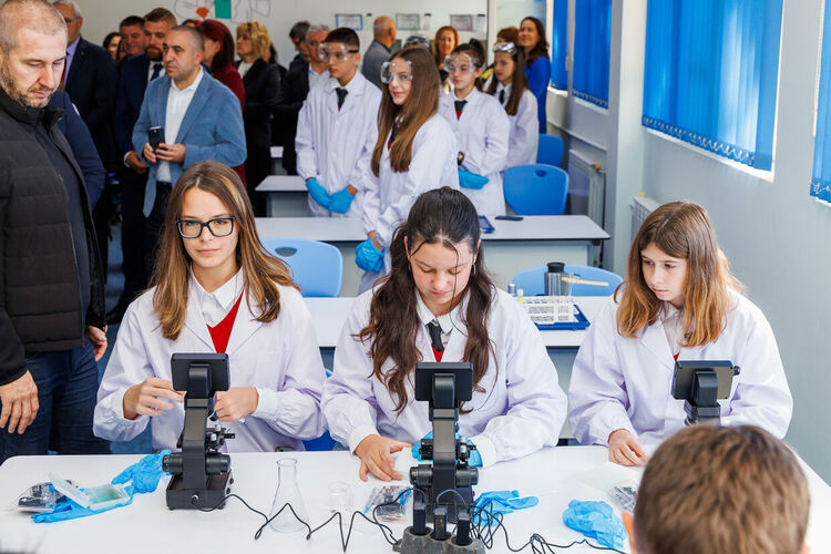 Министър-председателят Росен Желязков откри невоизградените STEM центрове в ОУ „Св. Иван Рилски“ и ПМГ „Христо Смирненски“.