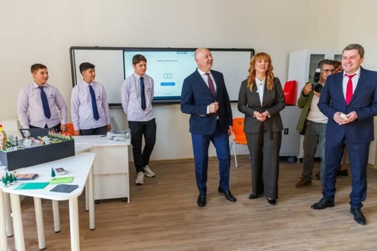 Министър-председателят Росен Желязков откри невоизградените STEM центрове в ОУ „Св. Иван Рилски“ и ПМГ „Христо Смирненски“.