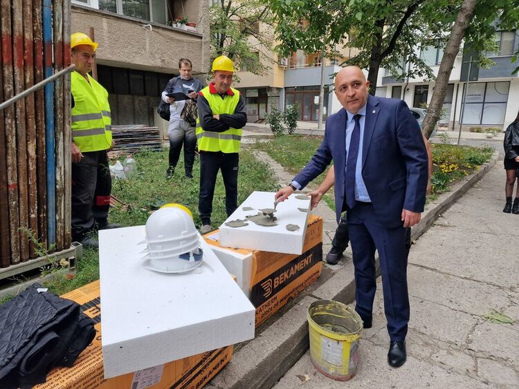 Започна санирането на 6 многофамилни  жилищни сгради в Кърджали