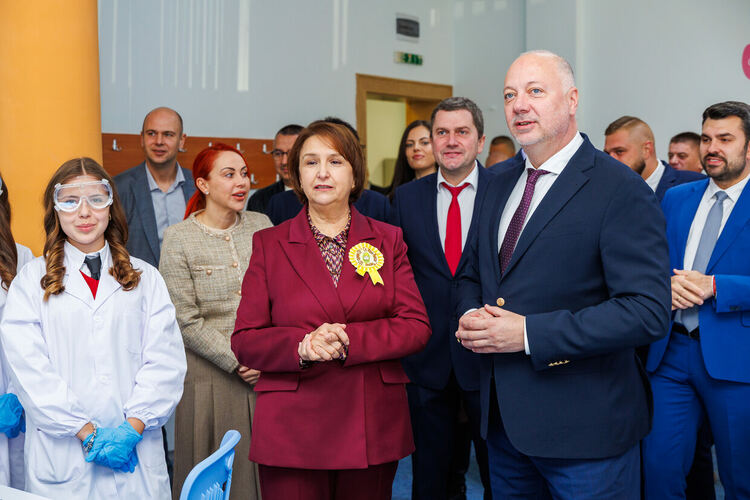 Министър-председателят Росен Желязков откри невоизградените STEM центрове в ОУ „Св. Иван Рилски“ и ПМГ „Христо Смирненски“.