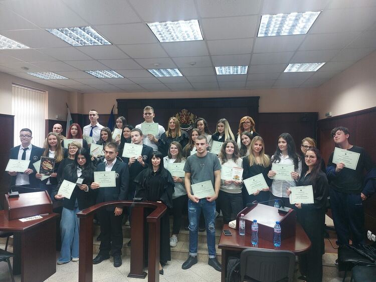 Ученици от 4 училища гостуваха в Деня на отворените врати в Административен съд – Хасково