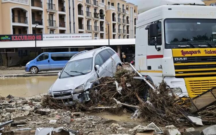 Колкото повече дни минават от наводнението в „Елените“, толкова по-малко изглежда вероятно да се намерят виновни за бедствието.