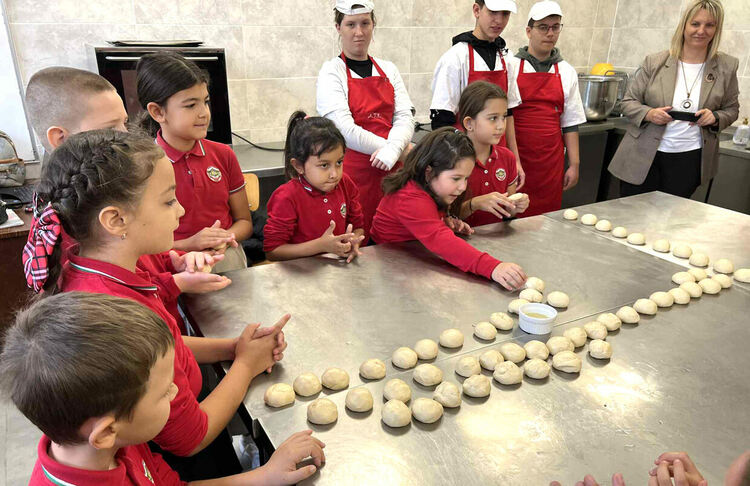 Ученици от различни възрасти празнуваха заедно Деня на хляба