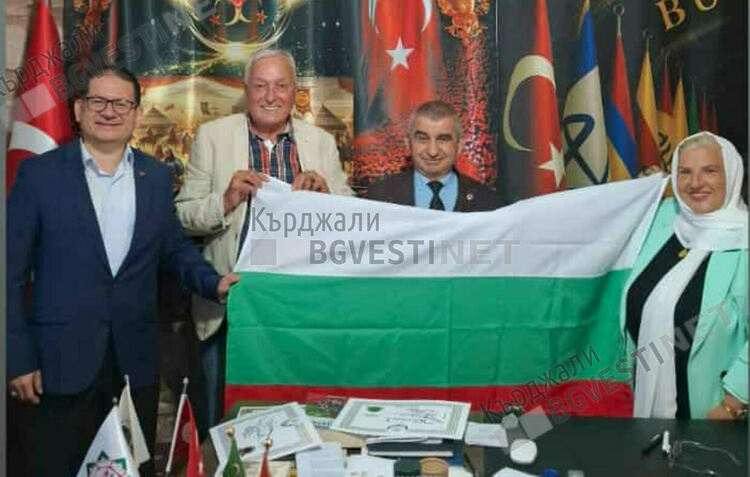 Нашите изселници развяват с гордост българското знаме в Истанбул