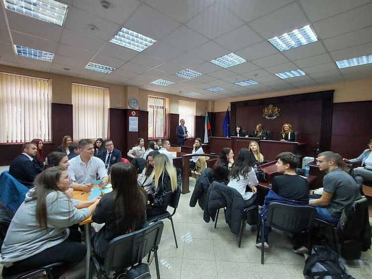 Ученици от 4 училища гостуваха в Деня на отворените врати в Административен съд – Хасково