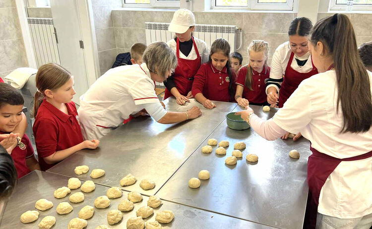 Ученици от различни възрасти празнуваха заедно Деня на хляба