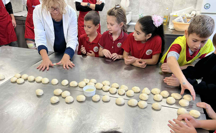 Ученици от различни възрасти празнуваха заедно Деня на хляба