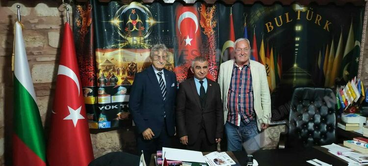 Нашите изселници развяват с гордост българското знаме в Истанбул