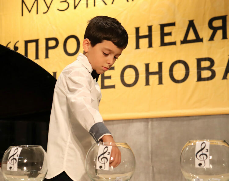 9-годишният Александър изтегли жребия на конкурса за млади цигулари „Проф. Недялка Симеонова“ 