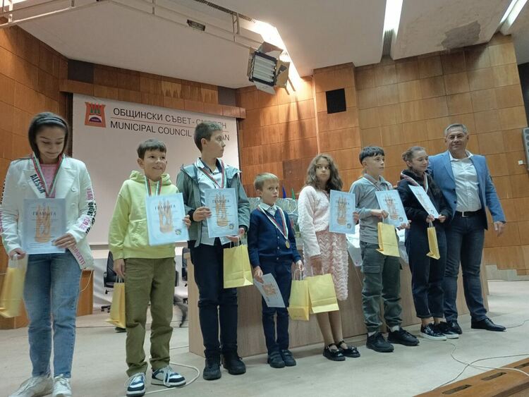 Наградиха победителите в десетото математическо състезание „Стоян Попратилов“ в Смолян