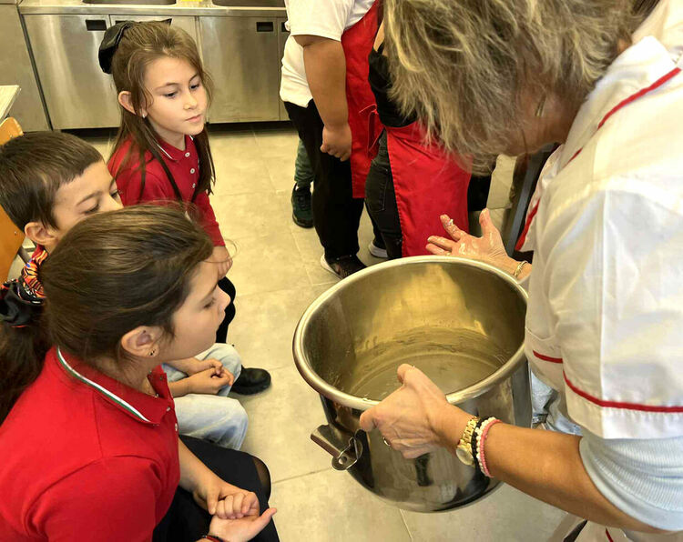 Ученици от различни възрасти празнуваха заедно Деня на хляба