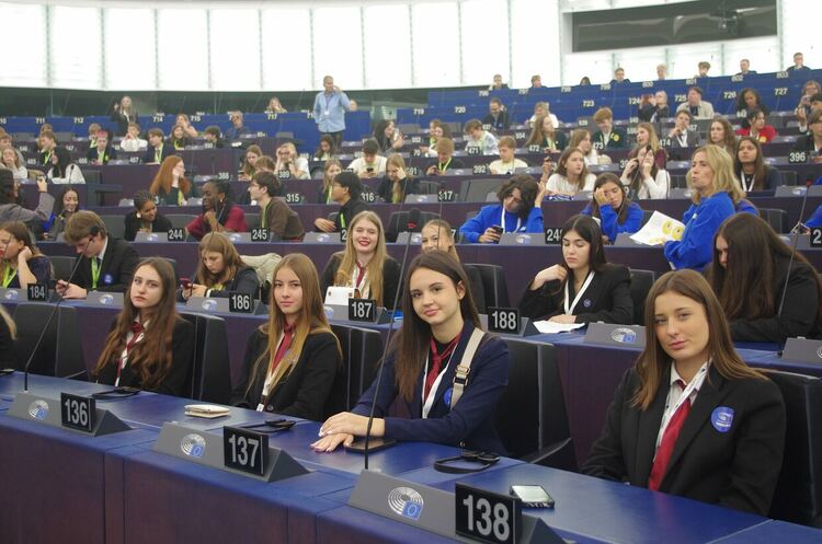 За четвърти път ученици на ПМГ „Иван Вазов“ влязоха в ролята на членове на Европейския парламент в Страсбург