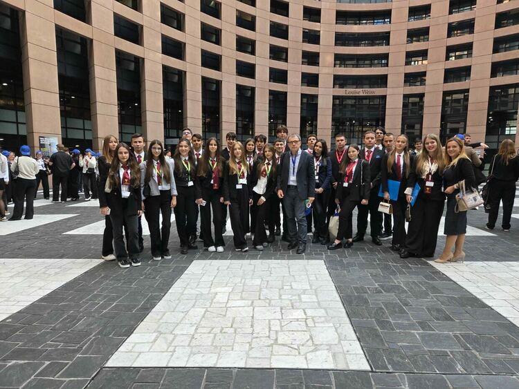 За четвърти път ученици на ПМГ „Иван Вазов“ влязоха в ролята на членове на Европейския парламент в Страсбург