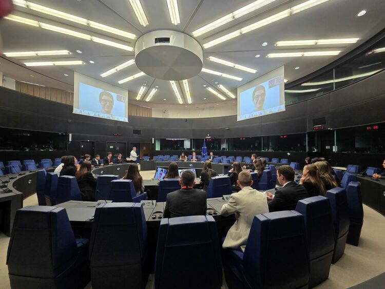 За четвърти път ученици на ПМГ „Иван Вазов“ влязоха в ролята на членове на Европейския парламент в Страсбург