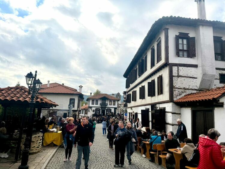 Дим от скара и балкански ритми изпълниха Златоград: „Балканска скариада 2025“ отново събра стотици в Стария град