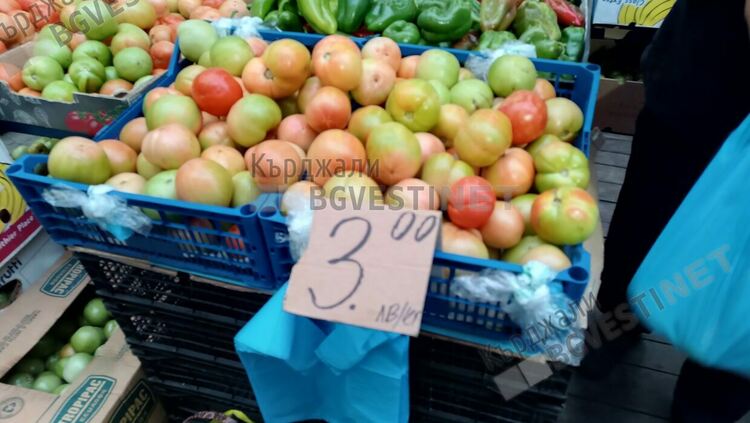 Зелените домати за туршия се изравниха по цена с зрелите на Пазара в Кърджали,вървят като най-добро мезе за ракия