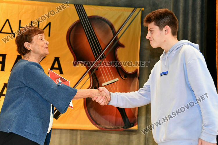 Наградиха най-добрите млади цигулари в конкурса „Проф. Недялка Симеонова“ 2025
