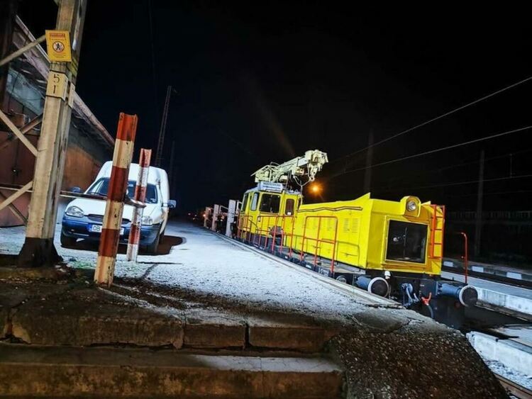 Служители на НКЖИ крали ябълки от частна градина по време на дежурство