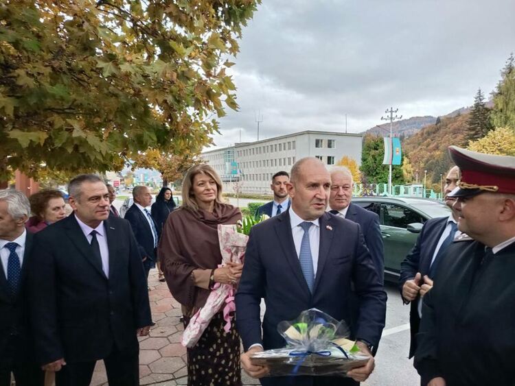 Президентът Радев посрещна унгарския си колега в Смолян с личен автомобил