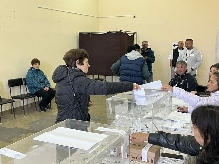 Около 10 % избирателна активност в Черногорово 