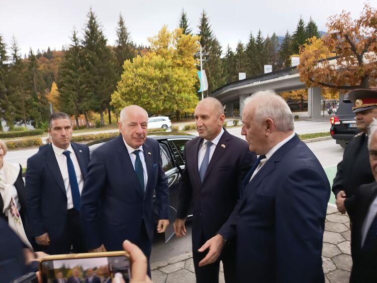 Президентът Радев посрещна унгарския си колега в Смолян с личен автомобил