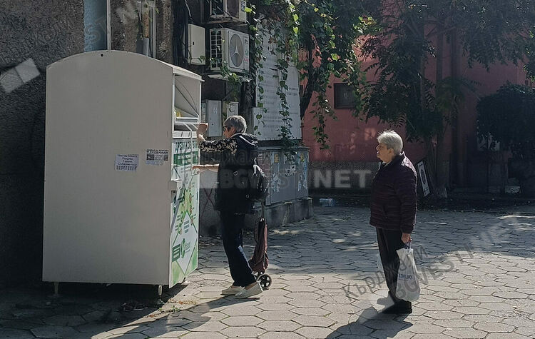 Идва зимата,все повече кърджалийци оставят топли дрехи в контейнерите за втора употреба