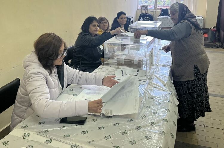 Около 10 % избирателна активност в Черногорово 