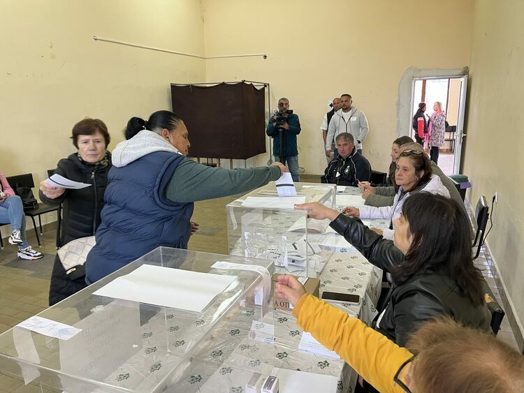 Около 10 % избирателна активност в Черногорово 