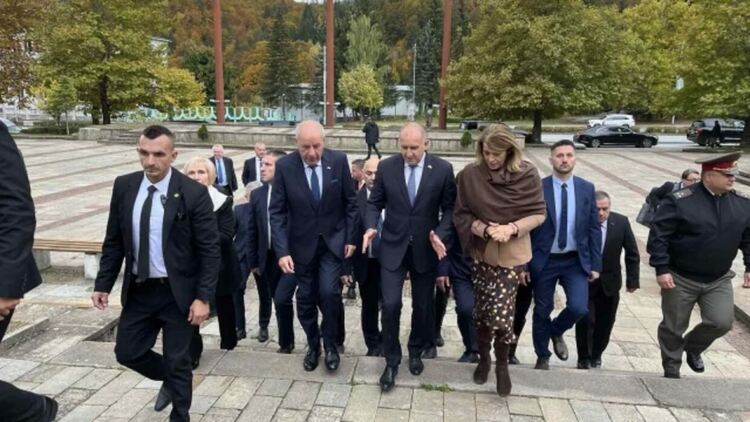 Президентът Радев посрещна унгарския си колега в Смолян с личен автомобил