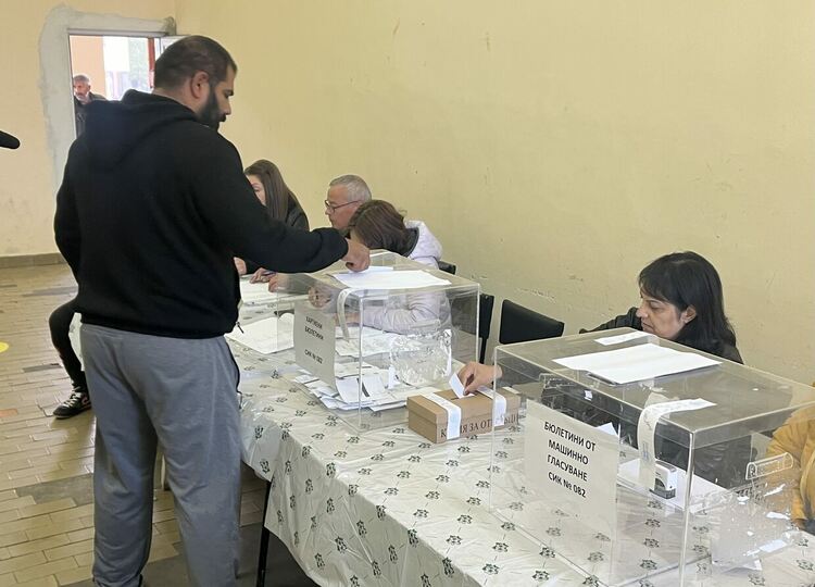Около 10 % избирателна активност в Черногорово 